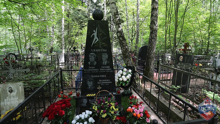 Установлен памятник Алексеевым