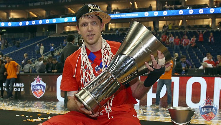 Victor Khryapa stays with CSKA