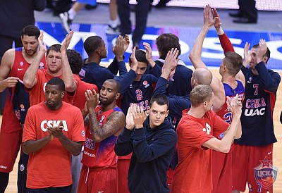 CSKA sanks for fans (photo: Y. Kuzmin, cskabasket.com)