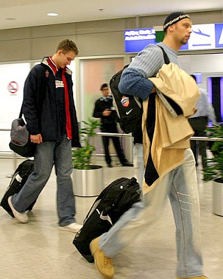 Дэвид Андерсен и Анатолий Каширов в аэропорту Афин (фото С. Макаров)
