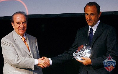 Eduardo Portela and Ettore Messina (photo euroleague.net/Getty Images)