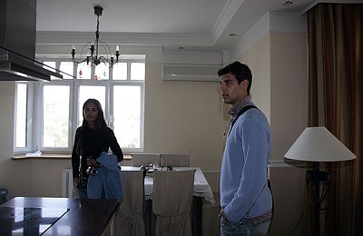 Никос Зиcис осматривает квартиру (фото М. Сербин)
