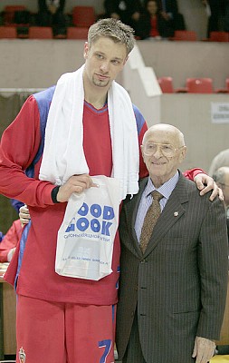 Alexander Gomelskiy and MVP of  the game David Andersen (photo M. Serbin)