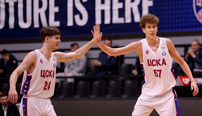 Денис Клуббе и Максим Ферябников (фото: М. Сербин, cskabasket.com)