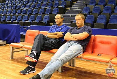 Этторе Мессина и Андрей Ватутин (фото cskabasket.com)