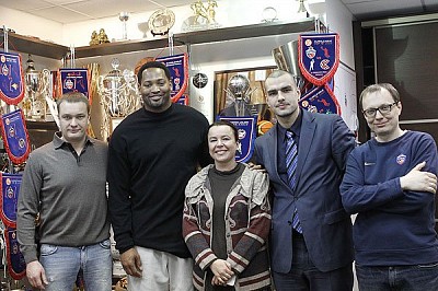 Andrey Vatutin, Robert Horry, Natalia Furaeva, Dmitriy Materanskiy and Nikolai Tsynkevich (photo T. Makeeva, cskabasket.com)
