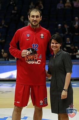 Ненад Крстич получил приз MVP от Безденежных Елены (фото: М. Сербин, cskabasket.com)