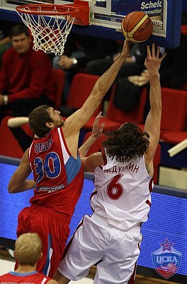 Dmitry Sokolov blocks the shot (photo Y. Kuzmin, cskabasket.com)