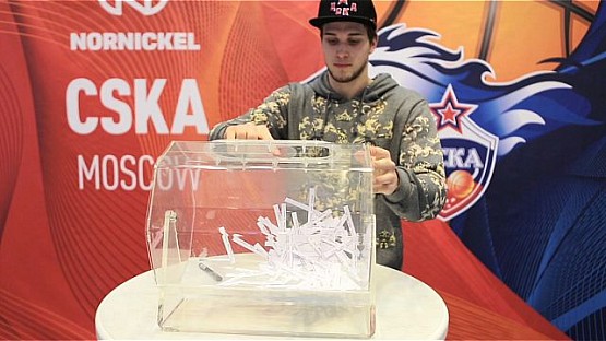 Нападающий ХК ЦСКА Максим Мамин провел розыгрыш билетов на матчи басктебольного ЦСКА