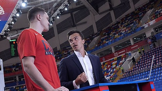 #CSKAbasketShow: Semen Antonov, DJ MEG, Russian national team handball players. Nikita Zagday and Nikolai Tsynkevich