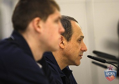 Виктор Хряпа и Этторе Мессина (фото М. Сербин, cskabasket.com)