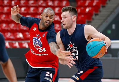 Иван Ухов и Амат М'Бай (фото: М. Сербин, cskabasket.com)