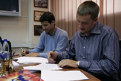 Андрей Ватутин и Никос Зисис подписывают трехлетний контракт (фото cskabasket.com)