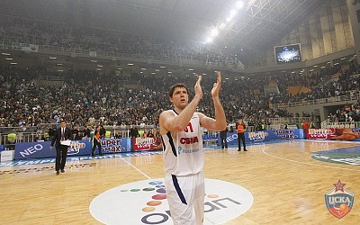 Viktor Khryapa greets the fans (photo M. Serbin, cskabasket.com)