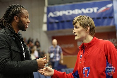 Ларри Фитцджеральд и Андрей Кириленко (фото: М. Сербин, cskabasket.com)