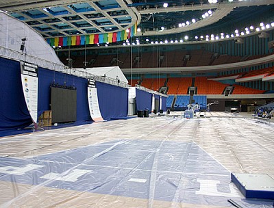 Площадки для молодежного турнира покрыты целлофановой пленкой (фото cskabasket.com)
