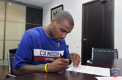 Аарон Ли Джексон подписывает контракт (фото М. Сербин, cskabasket.com)