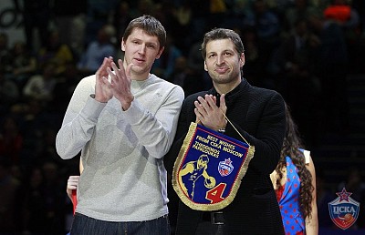 Виктор Хряпа и Теодорос Папалукас (фото: М. Сербин, cskabasket.com)