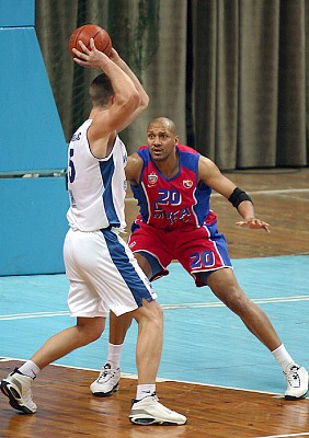 Alexander vs Vysniauskas (photo cskabasket.com)