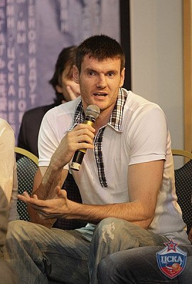 Дариуш Лавринович отвечает на вопросы (фото М. Сербин, cskabasket.com)