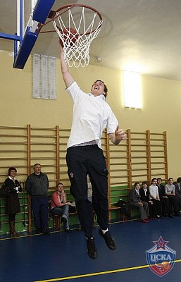 Александр Каун забивает сверху (фото М. Сербин, cskabasket.com)