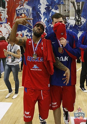 Aaron Lee Jackson and Vladimir Micov (photo M. Serbin, cskabasket.com)