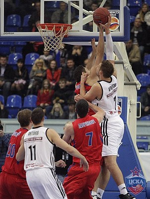 Nikita Kurbanov blocks the shot (photo M. Serbin, cskabasket.com)