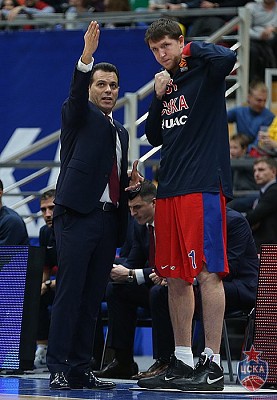 Димитрис Итудис и Виктор Хряпа (фото: М. Сербин, cskabasket.com)