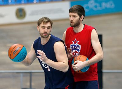 Александр Ганькевич и Руслан Абдулбасиров (фото: М. Сербин, cskabasket.com)