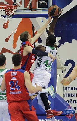 Andrey Vorontsevich blocks the shot (photo: T. Makeeva, cskabasket.com)