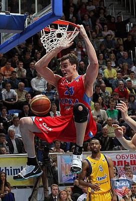 Alexander Kaun dunks the ball (photo T. Makeeva, cskabasket.com)