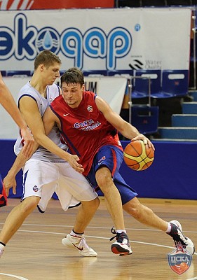 Aleksey Zozulin and Dmitriy Korshakov (photo T. Makeeva, cskabasket.com)
