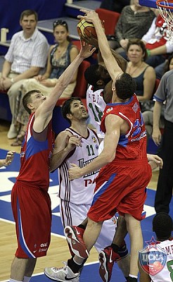 Aleksandr Kaun blocks the shot (photo M. Serbin, cskabasket.com)
