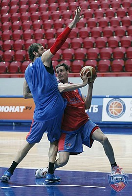 Dmitry Sokolov and Aleksandr Kaun (photo M. Serbin, cskabasket.com)