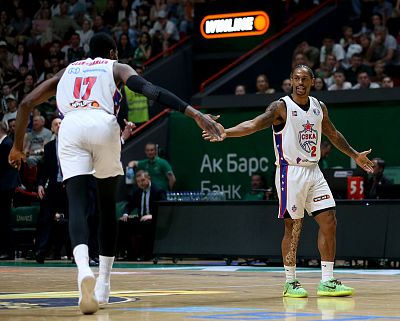 Ливио Жан-Шарль и Каспер Уэйр (фото: М. Сербин, cskabasket.com)