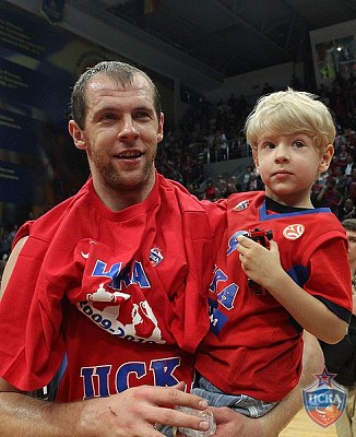 Ramunas Siskauskas and son (photo T. Makeeva, cskabasket.com)