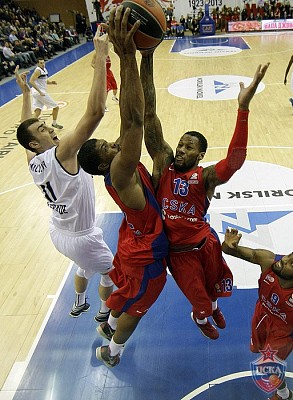 Kyle Hines and Sonny Weems (photo: M. Serbin, cskabasket.com)