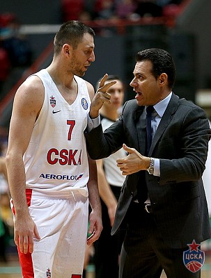 Виталий Фридзон и Димитрис Итудис (фото: М. Сербин, cskabasket.com)