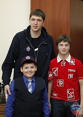 Виктор Хряпа с детьми (фото М. Сербин, cskabasket.com)
