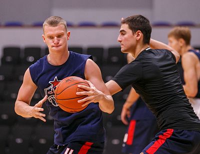 Арсений Корякин и Николай Нацвлишвили (фото: М. Сербин, cskabasket.com)