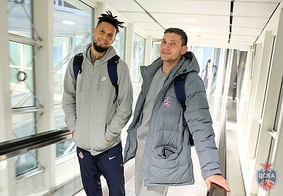 Дэниэл Хэкетт и Иван Ухов (фото: М. Сербин, cskabasket.com)