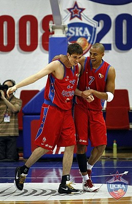 Алексей Швед и Виктор Кейру (фото М. Сербин, cskabasket.com)