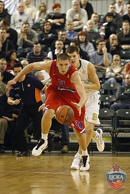 Viktor Khryapa recorded a double-double (photo M. Serbin, cskabasket.com)