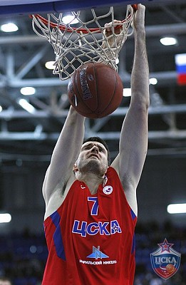 Darjus Lavrinovic dunks the ball (photo M. Serbin, cskabasket.com)