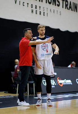 Андреас Пистиолис и Александр Ганькевич (фото: М. Сербин, cskabasket.com)