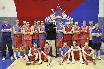 Robert Horry and CSKA Junior Team  (photo T. Makeeva, cskabasket.com)