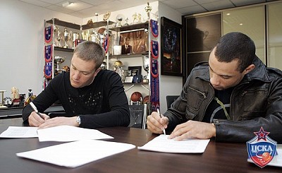 Andrey Vatoutin and Trajan Langdon (photo M. Serbin, cskabasket.com)