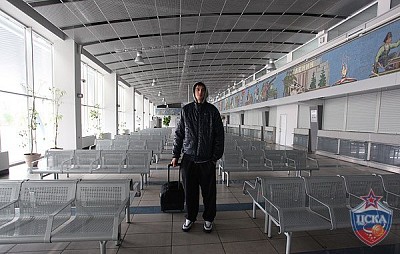 Alexey Shved in the airport (photo M. Serbin, cskabasket.com)
