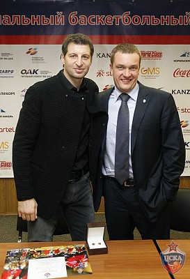 Теодорос Папалукас и Андрей Ватутин (фото: М. Сербин, cskabasket.com)