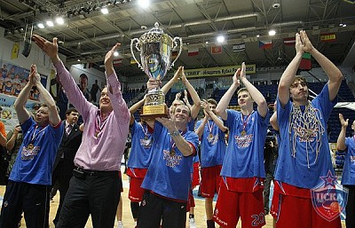 CSKA sanks for fans (photo M. Serbin, cskabasket.com)